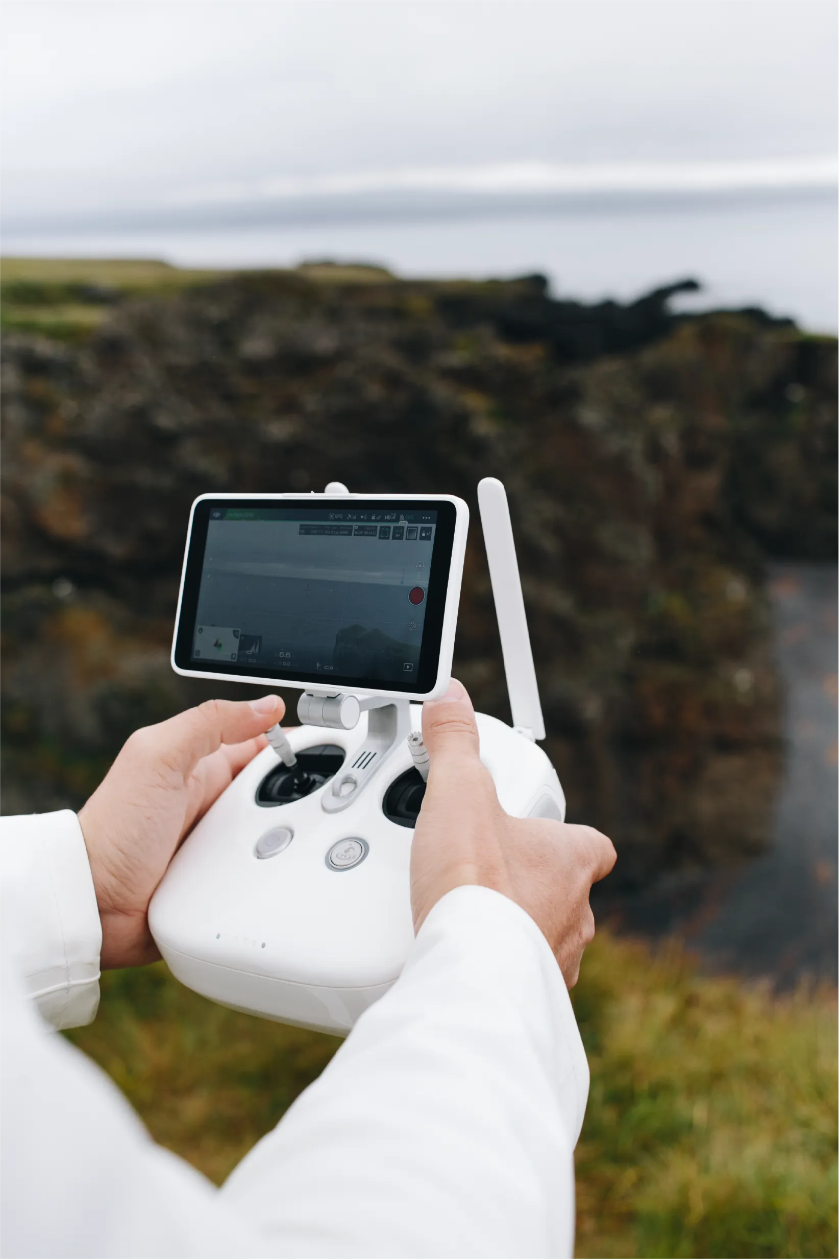 Piloto operando el control de un dron para monitoreo ambiental
