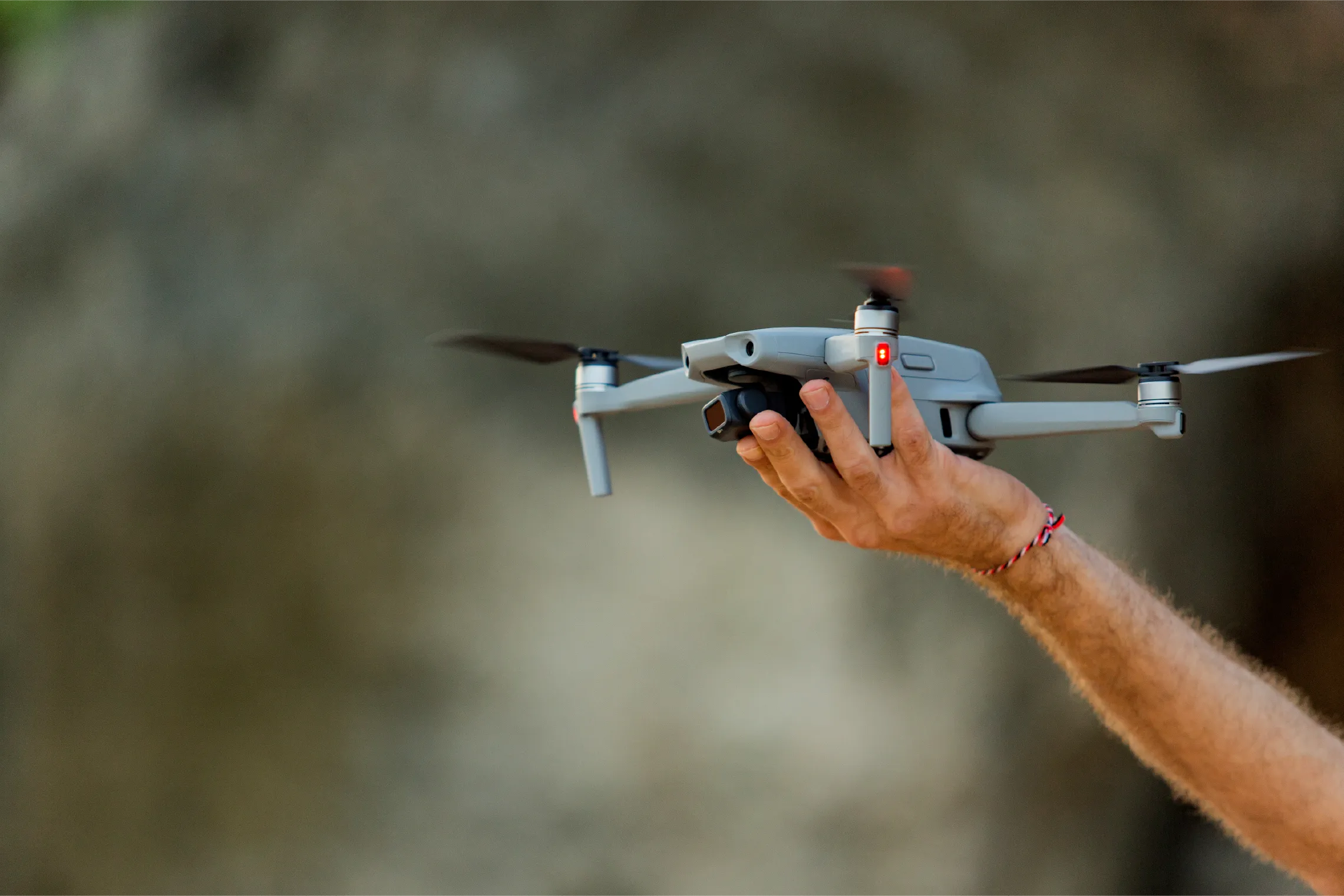 Mano sosteniendo un dron especializado para monitoreo